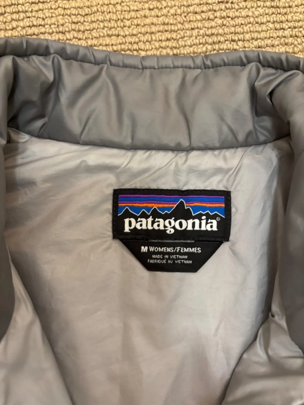 Patagonia Women’s Puffer Jacket - Picture 3 of 3